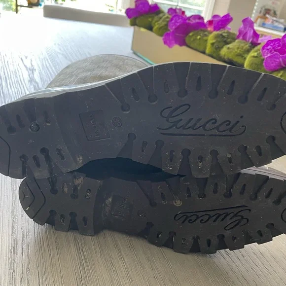 Brown and tan Gucci rain boots with rabbit fur inside - Picture 5 of 5